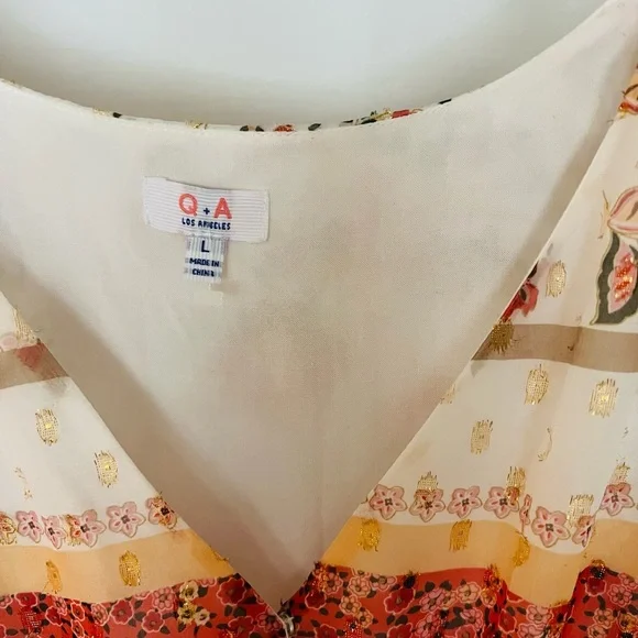 Beautiful flowy dress size large by Q&A with metallic pieces throughout - Picture 3 of 4